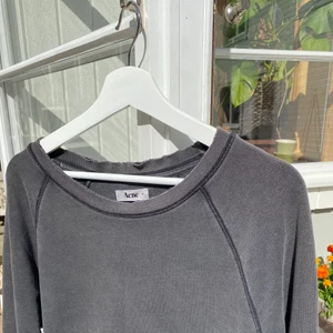 Acne Sweatshirt  - Hej, säljer nu min Acne sweatshirt. Den är i storlek M men oversized så passar large. Den är i bra skick utan några flaws. Priset är inte hugget i sten så hör av er vid frågor.