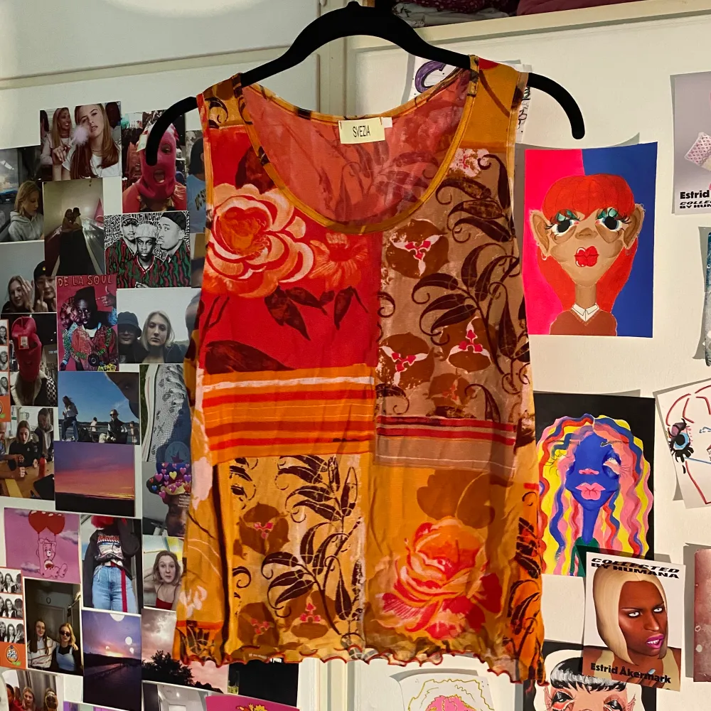 Fint linne i mesh material. Linnet har två lager, ett inre lager i mesh som är helt rött, och det som syns utanpå i fina mönster. Storlek medium/large. Knappt använd, bra skick.. Yläosat.