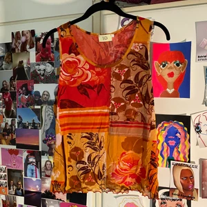 Röd mönstrad mesh linne - Fint linne i mesh material. Linnet har två lager, ett inre lager i mesh som är helt rött, och det som syns utanpå i fina mönster. Storlek medium/large. Knappt använd, bra skick.