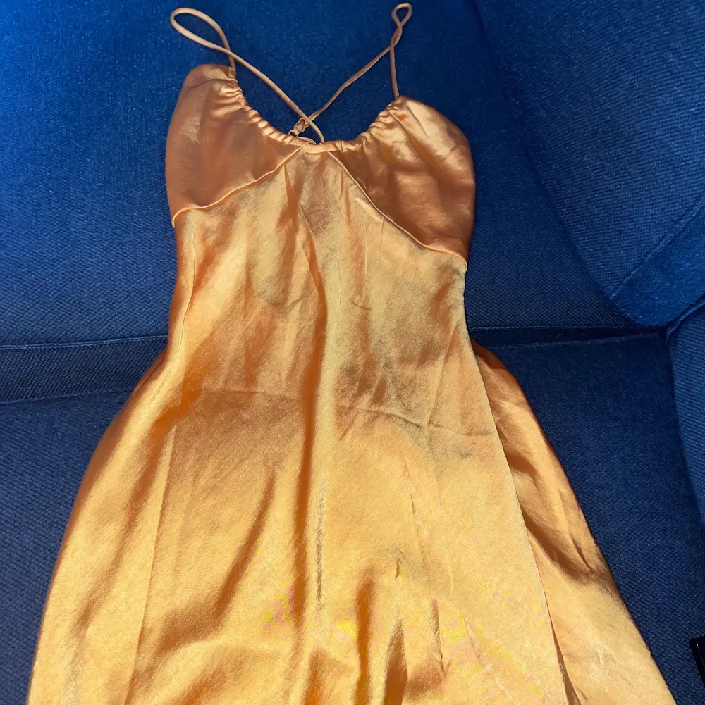 Jätte fin klänning fick den i present men det passa inte mig. Jätte fin orange/ gul färg och väldigt skönt material. Aldrig använd och finns prislapp på! . Klänningar.