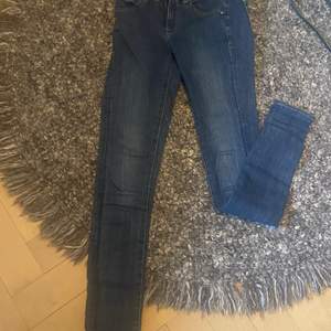 Snygga g star raw jeans i mörkblå tvätt. Använda få gånger och i bra skick! Skulle säga storlek xs. Köpta för 800kr
