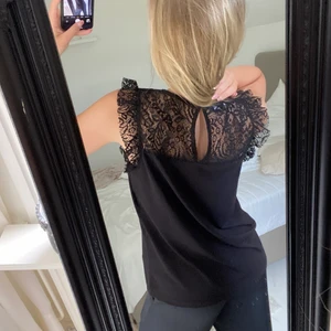 Topp vero moda - Söt spets topp från vero moda strl M. Jättefint skick🌼