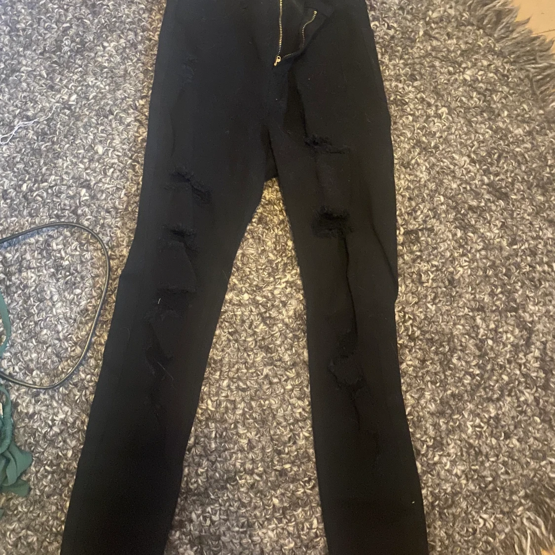 svarta jeans med hål - 90