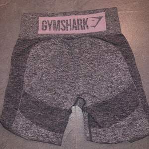 Gymshark byxor endast använda 1 gång. Sitter superbra! Nypris var 550kr.  130kr + frakt 