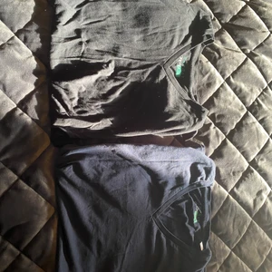 H&M strl M - Här har du två styckna tröjor från H&M. En svart och en marinblå. Säljer dem för att jag själv inte tycker att jag  passar i dem så har inte alls använt dem. Skicket är jättebra på dem här tröjorna och dem är alltså oanvända. Köparen står för frakten