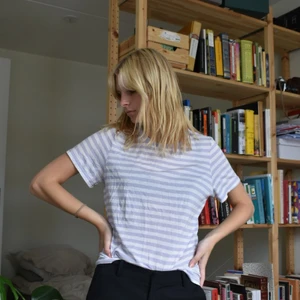 Randig t-shirt från monki stl S - Lila Randig t-shirt från monki stl S