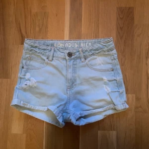 Jeans shorts - Säljer ett par Lågmidjade jeansshorts i strl 158. Skulle kunna passa xs-s. Helt oanvända då de är för små för mig💕 fickor finns, inga fläckar eller hål. Frakt tillkommer på 66kr. 
