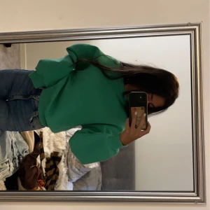 Sweatshirt storlek xs - Sköljer den här gröna jätte mysiga sweatshirten från Gina tricot . Har använt en gång så inga defekter ❤️