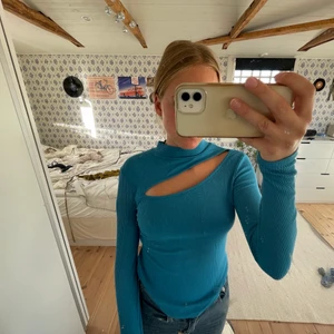 Na-kd tröja - Köpt i höstas och knappt använd. Topp i superfin mellanblå färg med en snygg öppning precis över bysten. Det står att det är xs, men jag skulle snarare säga S. Fint stretchigt material!