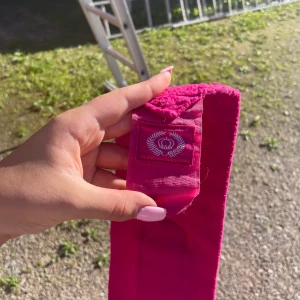 Ps of Sweden  - Mörkrosa ps schabrak med matchande lindor. Lindorna är avklippta men vid intresse kan de bli mätta. Köparen står för frakt 