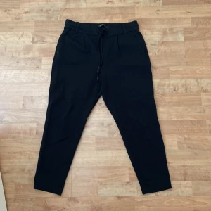 Svarta Only kostym byxor  - Svarta kostym byxor, två riktiga fickor fram, två fickor bak endast som design, går att knyta samt sätta skärp på byxorna. Använt få tal gånger, säljer då de inte kommer till användning. Pris går att diskuteras vid snabb affär. Storlek S/30, finns i vita 