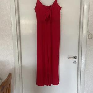 Röd byxdress - Byxdress i storlek 40 från HM (Frakt tillkommer)