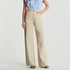 Beige jeans - Beiga jeans från Gina tricot i storlek 42.