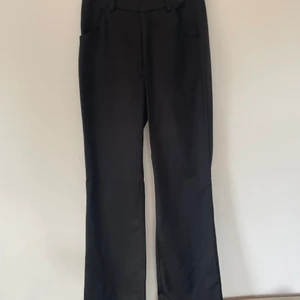 KOSTYMBYXOR, AFJ X NAKD  - Svarta kosymbyxor från NAKD:s kollektion AFJ X NAKD, storlek S, fint skick pga använda en gång 