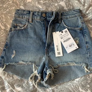 Jeansshorts  - Säljer dessa jeansshorts från zara. Helt oanvända. Prislappen kvar och allt. Priset är diskuterbart❤️