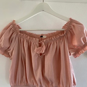 En rosa sommar topp - Sällan använd sommar topp ifrån hm med en rosett på framsidan💗💗