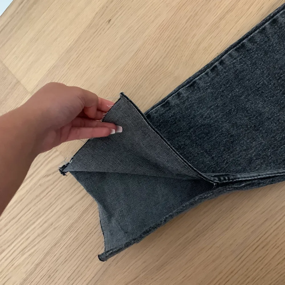 Nya dilvin black jeans med lappen kvar, storlek 38 men skulle passa även 36 säljer dessa eftersom att dom tyvärr va för små . Jeans & Byxor.