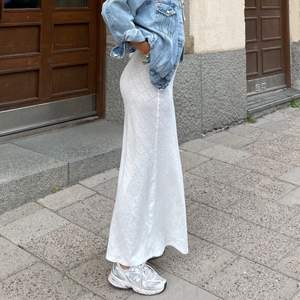 En dunderfin kjol som i mönstret ser stickad ut, men är även en underkjol. Använd en gång, säljer för jag har så många vita kjolar 🤍🤍 