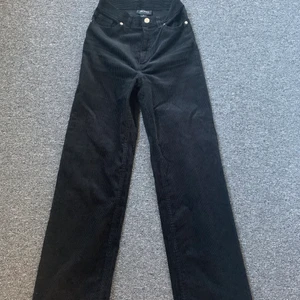 Monki byxor - Ett par wide monki byxor i manchester. Modellen heter yoko. De är använda typ en gång så i gott skick. Storlek 32💕