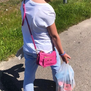 Balenciaga - Säljer min super fina väska ifrån balenciaga köpt i Dubai för flera år sedan (mamma köpte den) köpare står för frakten. EGEN BILD. GÅR ÄVEN ATT BYTA MOT NÅGOT