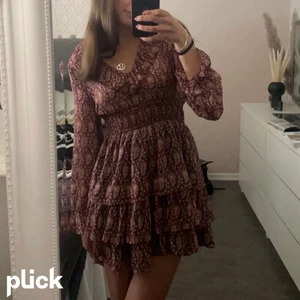 Zara klänning - (Lånad bild) supergullig zara klänning som går att använda till många tillfällen, använd ca 3 ggr, som ny🥰