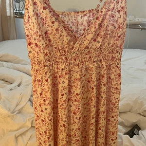 Klänning - En superfin rosa blommig klänning från SHEIN, aldrig använd💗