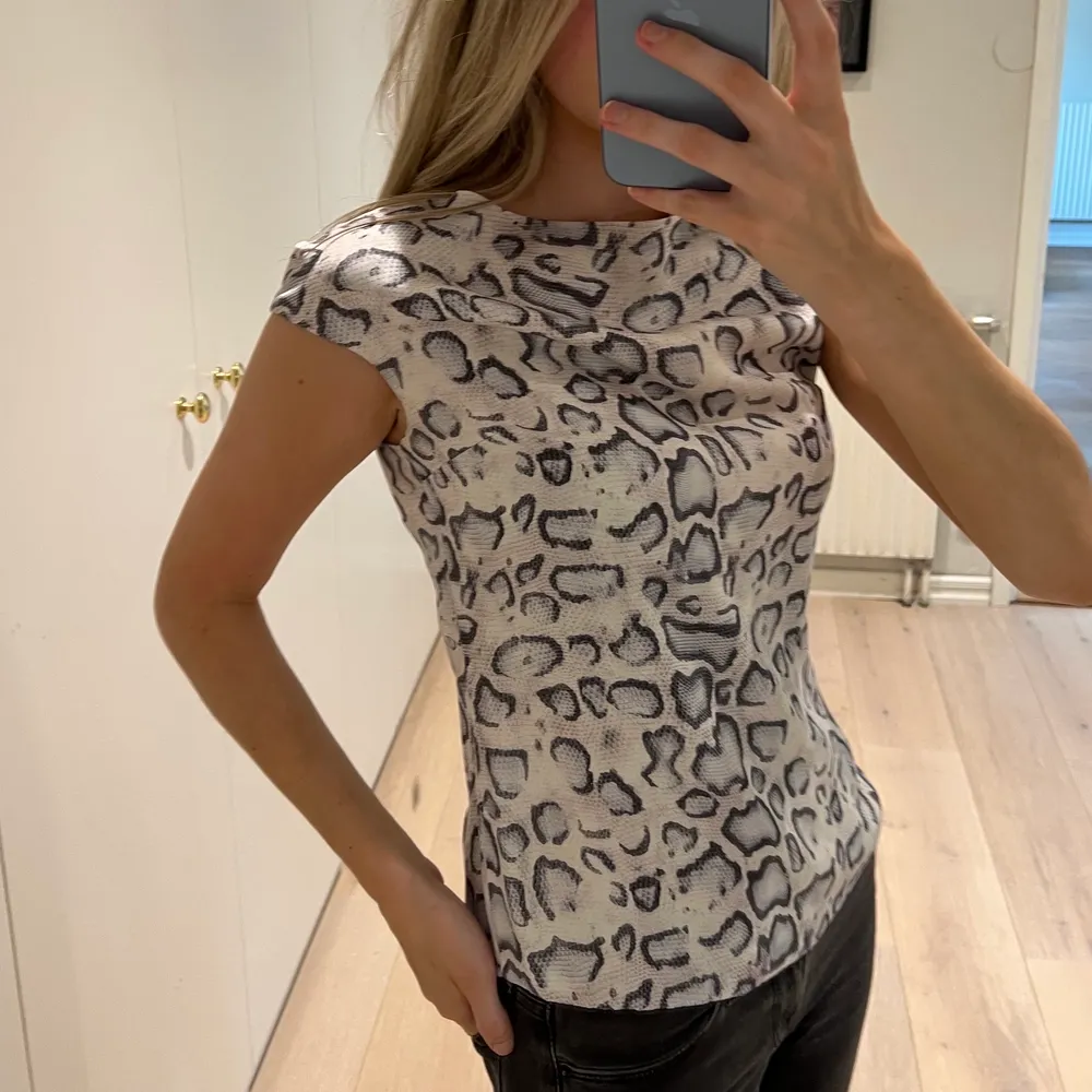 En mönstrad t-shirt-blus från Ahlvar Gallery i storlek xs!🤍🖤. Puserot.