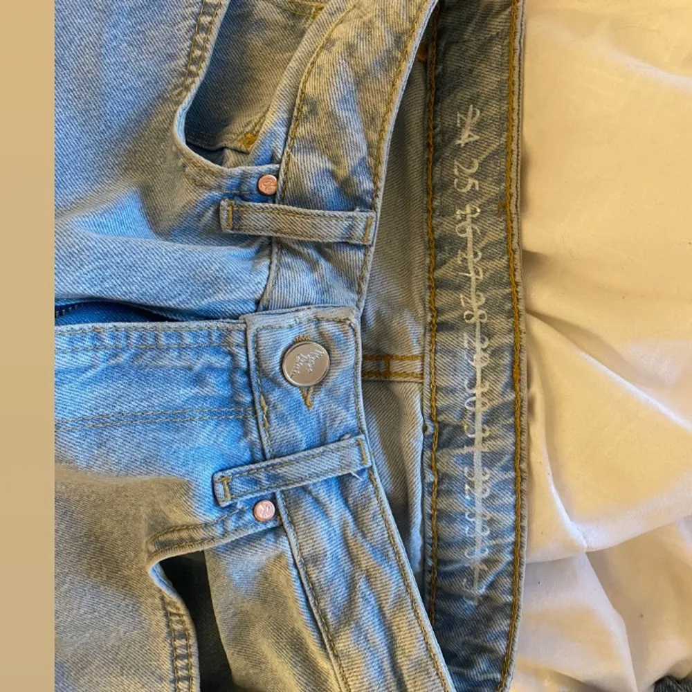 Högmidjade blåa jeans från bikbok. Säljer pågrund av att jag inte har någon användning för dom längre. Använda många gånger men är i bra skick. Passar bra i längden på mig som är 170cm lång. Ordinarie pris 600kr. Säljs inte längre på hemsidan.. Jeans & Byxor.