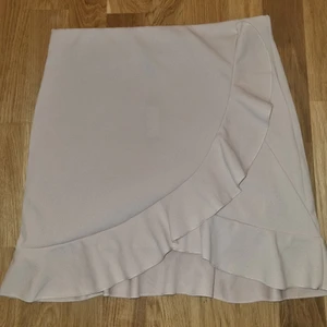 Ljus rosa kjol från nelly - En ljus rosa kjol från nelly i stl. M, helt oanvänd och med lappen kvar.