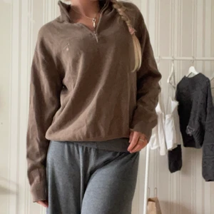 Brun gant tröja - Fin gant tröja i ett typ stickad material. Använd flertal gånger! Be om fler bilder vid intresse<3