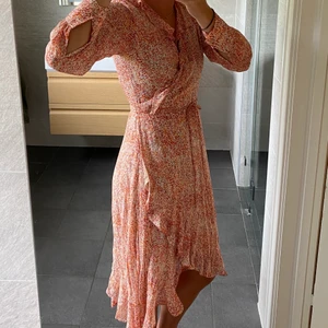 Klänning Second Femme  - Säljer denna superfina klänning från Second Femme. Storlek 38. Du som köpare står för frakt☺️