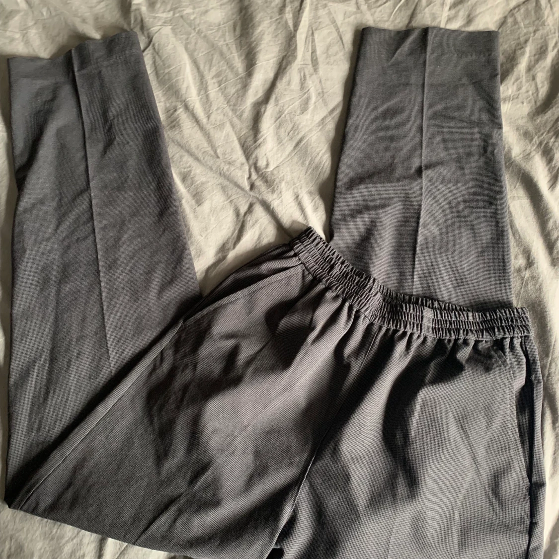 Gråa kostymbyxor 
