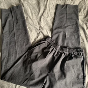 Gråa kostymbyxor  - Så fina kostymbyxor från lindex. 