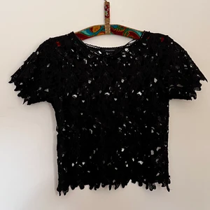 Topp - Svart spets topp i storlek 34/36 66/99kr frakt