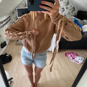 Stickad tröja - Brun/beige stickad tröja med knytdetaljer från HM❤️