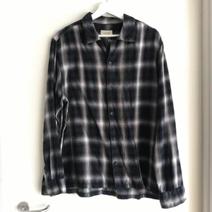 Nudie Jeans flanellskjorta - Flanellskjorta från nudie jeans. Boxy fit. Storlek L. Mått: p2p: 57 cm axlar: 44 cm längd: 69 cm