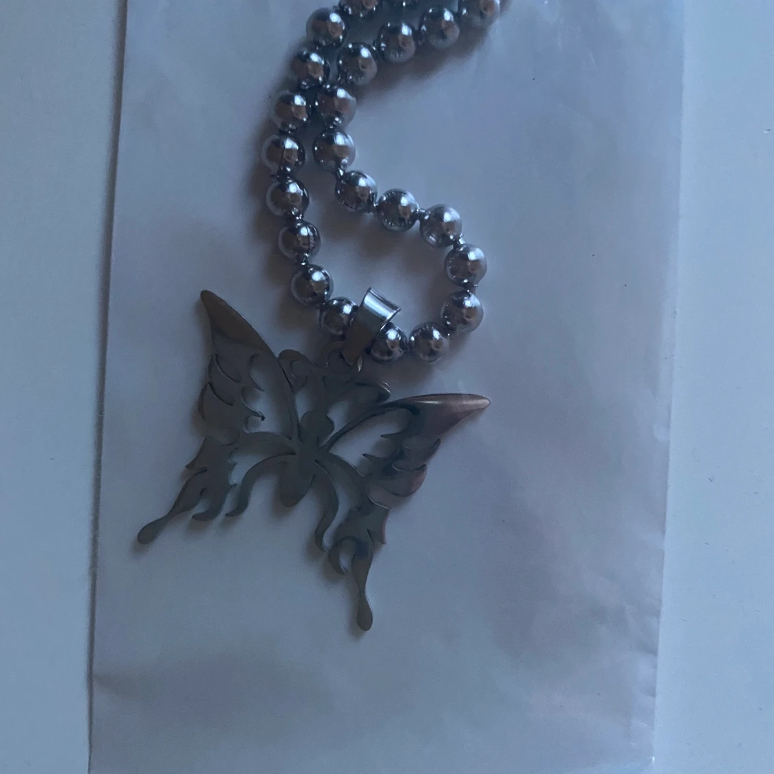 Halsband med fjärils motiv - 90