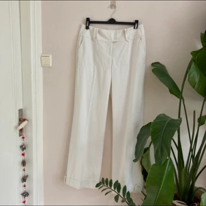  lågmidjade vita kostymbyxor  - dom absolut perfekta lågmidjade kostymbyxorna!!! Dom är i storlek 40 men skulle säga att dom passar mer som 38 :) jag skickat gärna mått! dålig andra  bild men där sen man hur dom sitter :) jag på bilden är 177cm