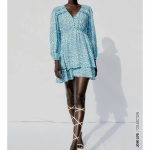 Zara klänning  - INTRESSEKOLL!!! Endast testad klänning från zara, den är slutsåld på hemsidan. Säljer endast vid bra bud💙 ¡TRYCK INTE PÅ KÖP NU!