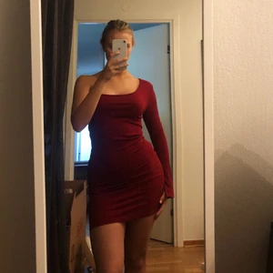 Klänning - Sexig röd (vinröd) klänning med en snygg slits i armen❤️❤️