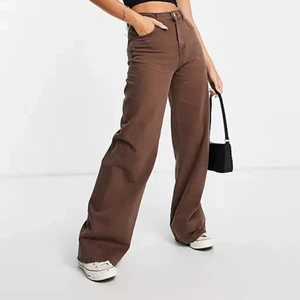 bruna jeans - bruna jeans från pull and bear, bra skick! pris kan diskuteras vid snabb affär, betalning via swish, du stpr för frakt<3