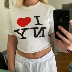 I ❤️ NY tisha - Insydd i sidorna och ett litet hål på ryggen som knappt syns❤️