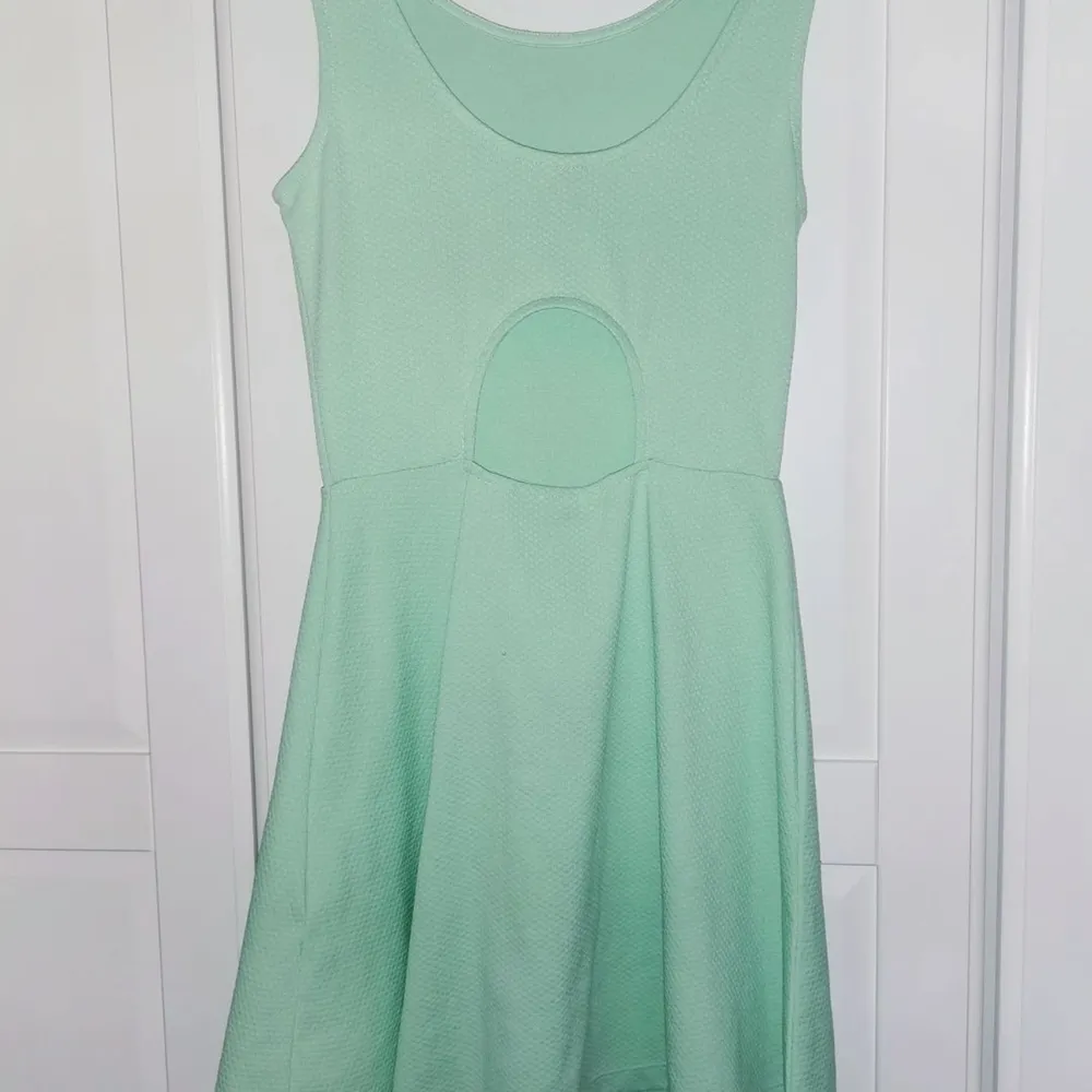 Söt somrig klänning i mintgrönnfärg från Hm, säljs eftersom jag inte använder den längre. Välanvänd men inga hål eller märkvärt slitage. Klänningar.