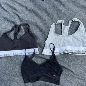 Calvin Klein - Tre Calvin Klein toppar, den gråa är väl använd men de andra två är i bra skick. Alla för 50 eller en för 20. Köparen står för frakten men möts gärna upp😊😊
