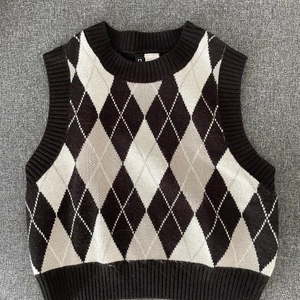 Stickad väst - Gullig stickad väst från h&m. Använt 2 gånger! Kostade 199kr men säljer för 60kr+ 49kr frakt!
