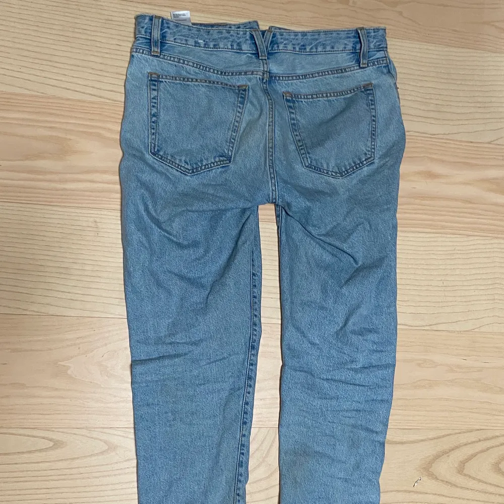 Dessa grå vailent jeans är tyvär för små för mig och den första bilden är den ända bilden jag har på mig, med dom på. Jeansen är väldigt bekväma och är i okej skick😁Frakt ingår inte i priset! . Jeans & Byxor.