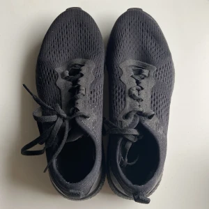 Adidas träning skor svarta 38 - Säljer mina adidas träningsskor som endast är använda en gång inomhus pga fel storlek 🖤 jättesköna och snygga, Jag finns i DM för bilder/info, köpare står för frakt 📦 