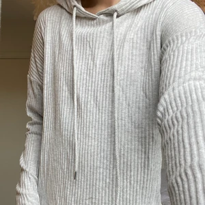 Cubus stickad myströja - Stickad myströja med luva från Cubus. Tvättas i 30°C. ✨