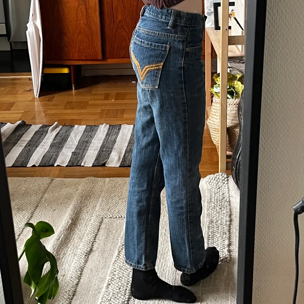 Lågmidjade vintage DKNY jeans från 90-talet köpta second hand✨ säljer pga för korta på mig, passar nog någon som är ca 160 lång💕 . Jeans & Byxor.