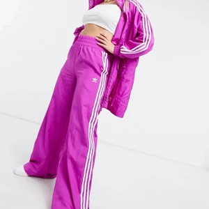 Adidas Originals Bellista Three Stripe Wide Leg Pants In Pink - Ett par fuschia-färgade adidasbyxor i storlek XS/32. Aldrig använda och med prislappen kvar.💗 